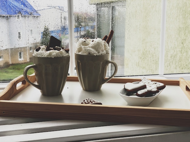 Tazas de capuchino con galletas de jengibre