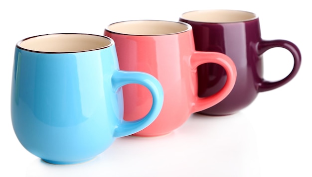 Tazas de colores aislados en blanco