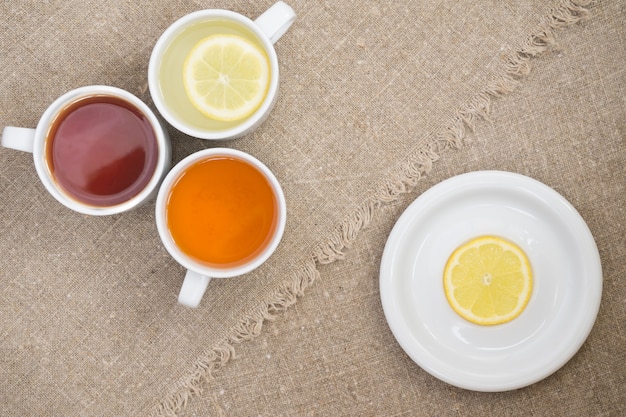 Tazas con diferentes tipos de té.