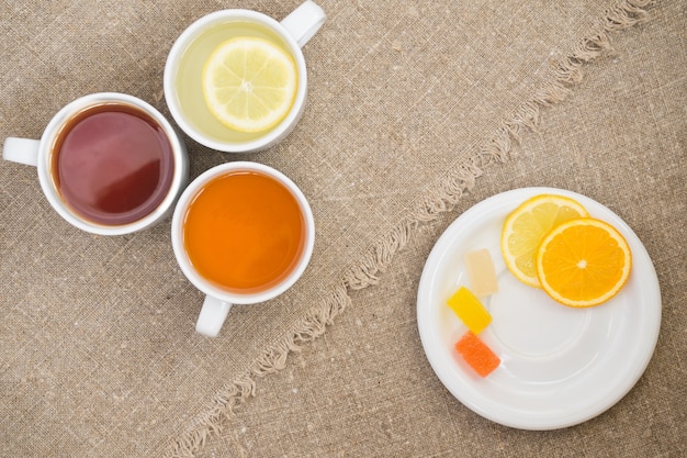 Tazas con diferentes tipos de té.