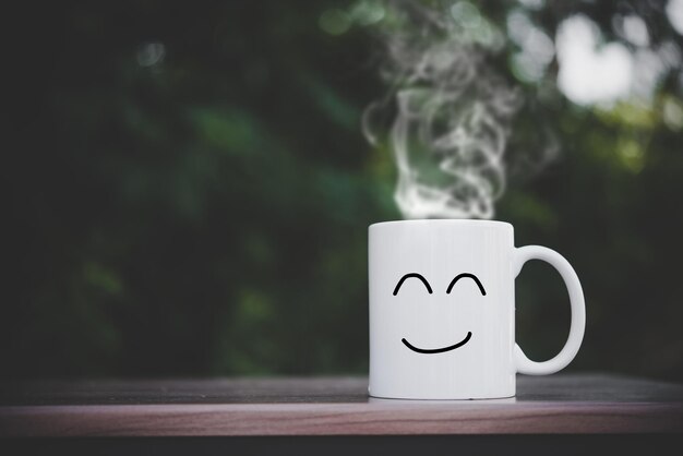 tazas felices en la mesa de madera con bokeh