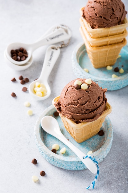 Tazas de gofres con helado de chocolate