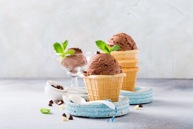 Tazas de gofres con helado de chocolate