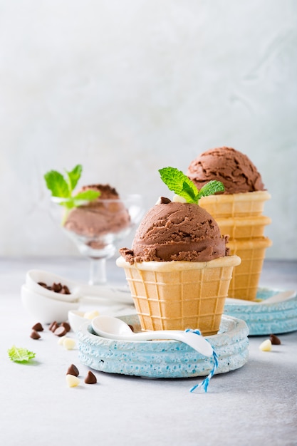 Tazas de gofres con helado de chocolate