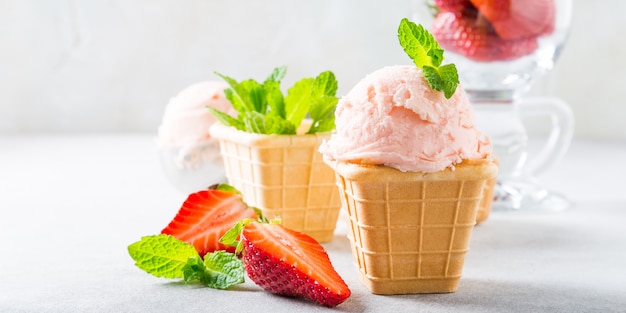 Tazas de gofres con helado de fresa