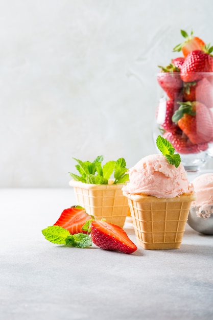 Tazas de gofres con helado de fresa