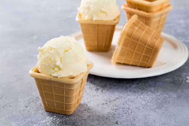 Tazas de gofres con helado de vainilla