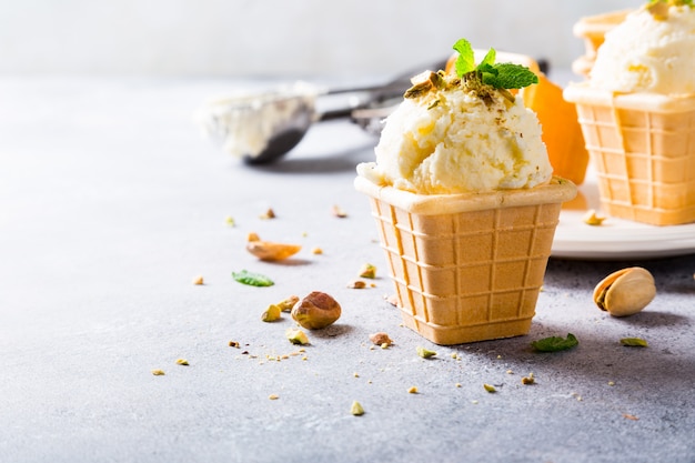 Tazas de gofres con helado de vainilla