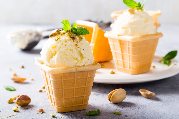 Tazas de gofres con helado de vainilla