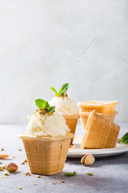 Tazas de gofres con helado de vainilla