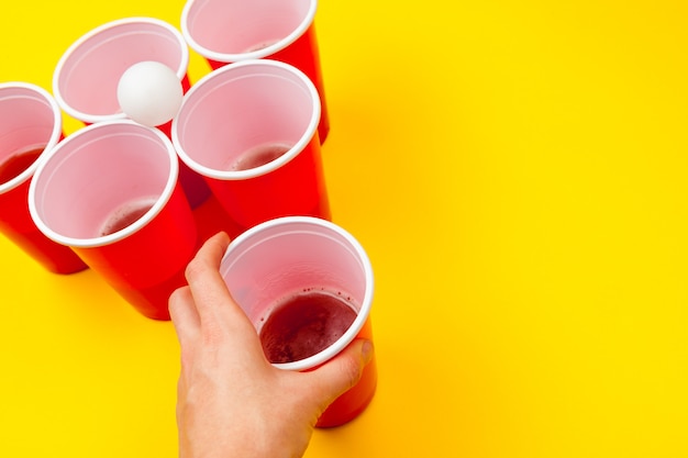 Tazas para el juego Beer Pong sobre la mesa