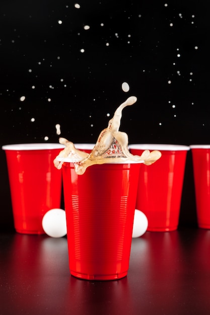 Tazas para el juego Beer Pong sobre la mesa