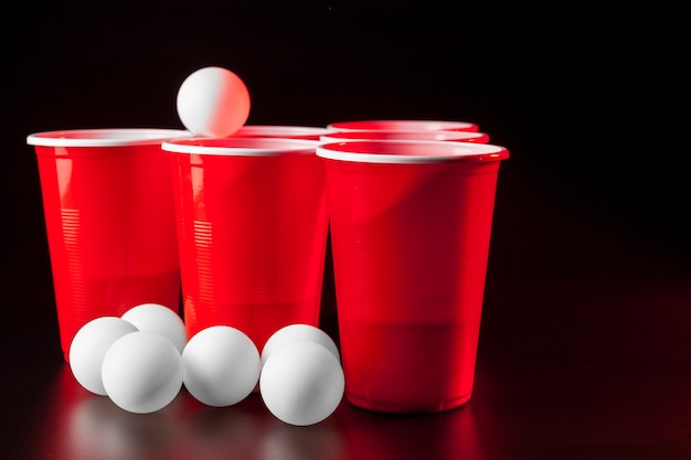 Tazas para el juego Beer Pong sobre la mesa