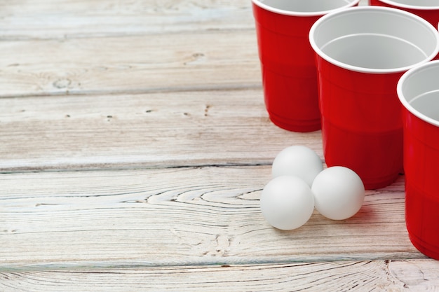 Tazas para el juego Beer Pong sobre la mesa