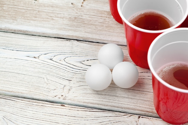 Tazas para el juego Beer Pong sobre la mesa