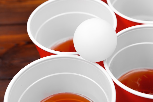 Foto tazas para el juego beer pong sobre la mesa