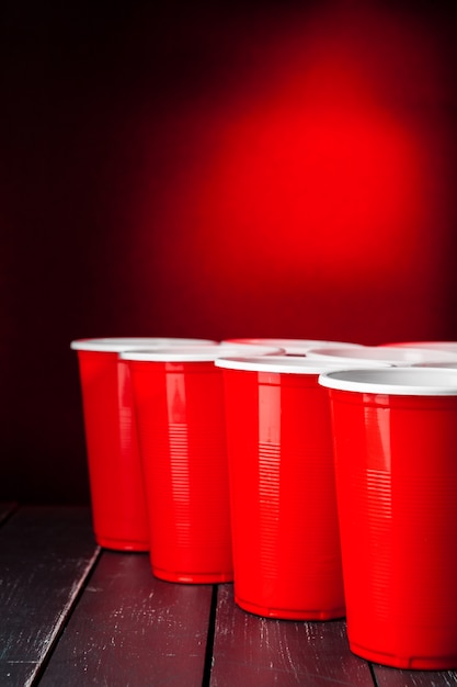 Tazas para el juego Beer Pong sobre la mesa