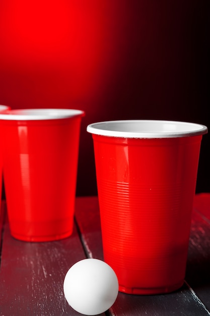 Tazas para el juego Beer Pong sobre la mesa