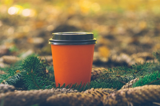 Tazas para llevar de café en un bosque. Café al aire libre.