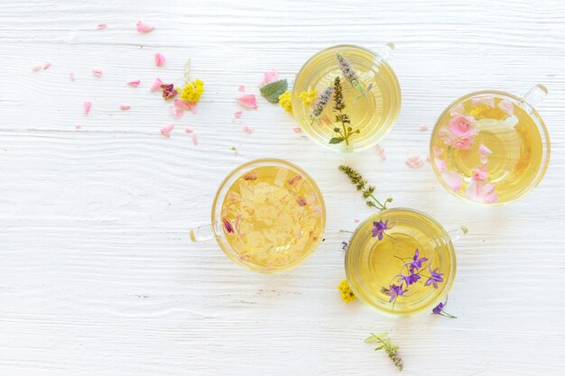 Tazas con mesa blanca de té floral