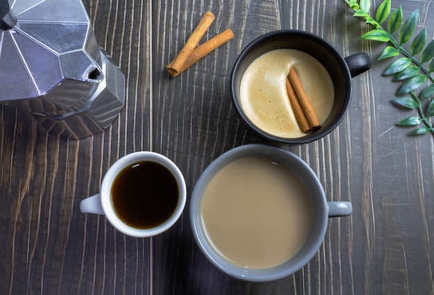 Tazas en la mesa de madera Café con leche y capuchino Vista superior