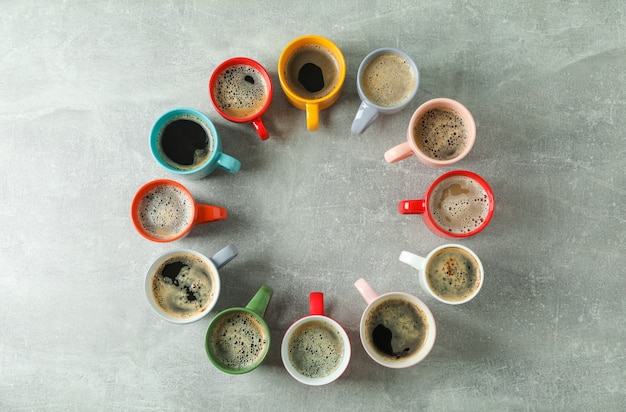 Tazas multicolores de círculo de café sobre fondo gris