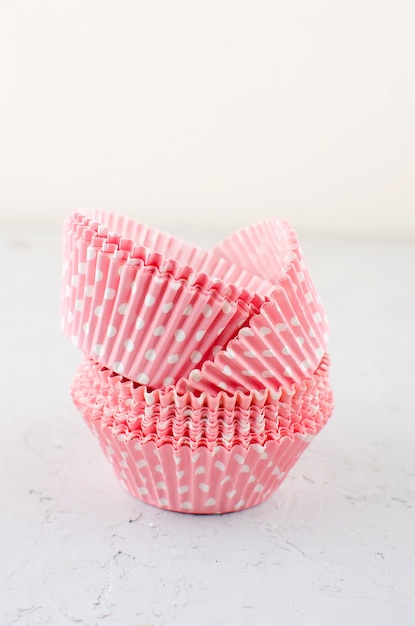 Foto tazas de papel para hornear cupcakes y muffins