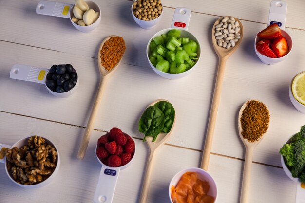 Tazas de porción y cucharas de ingredientes saludables