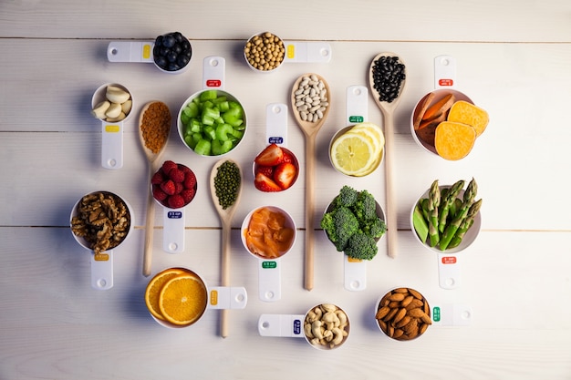 Foto tazas de porción y cucharas de ingredientes saludables