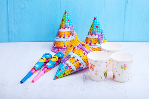 Tazas, sombreros de fiesta y sopladores de fiesta para fiesta de cumpleaños