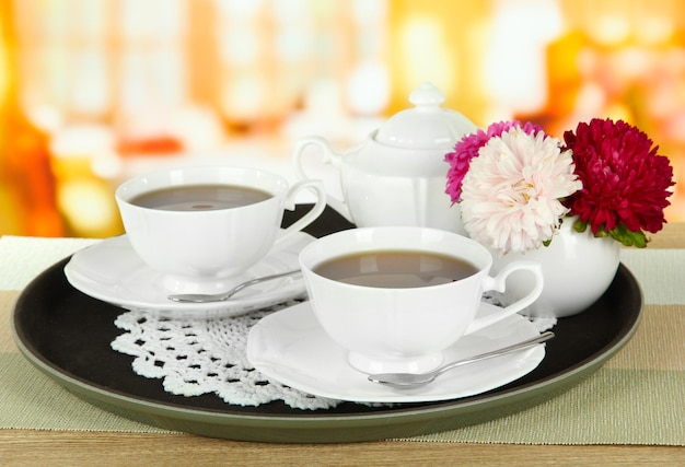 Tazas de té en la bandeja en la mesa de café