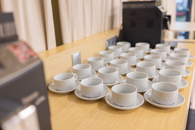 Tazas de té blancas vacías sobre la mesa.