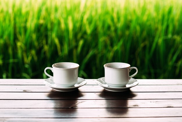 Tazas de té blanco en una mesa de madera