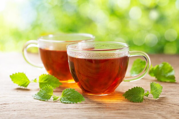 Tazas de té con hojas de menta