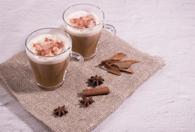 Tazas de té indio masala con leche y especias, primer plano. copia espacio