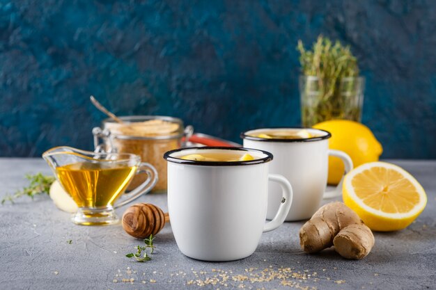 Tazas de té de jengibre con miel y limón.