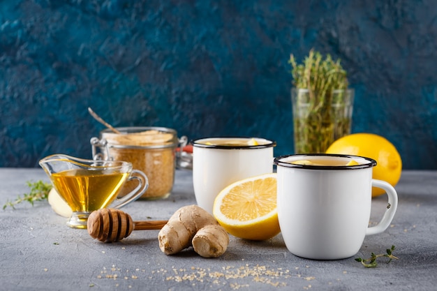 Tazas de té de jengibre con miel y limón.