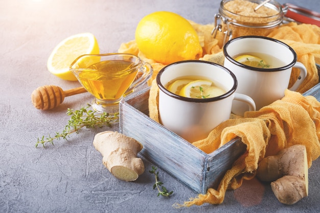 Tazas de té de jengibre con miel y limón.