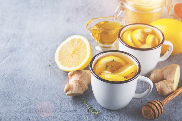 Tazas de té de jengibre con miel y limón.