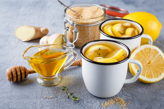 Tazas de té de jengibre con miel y limón.