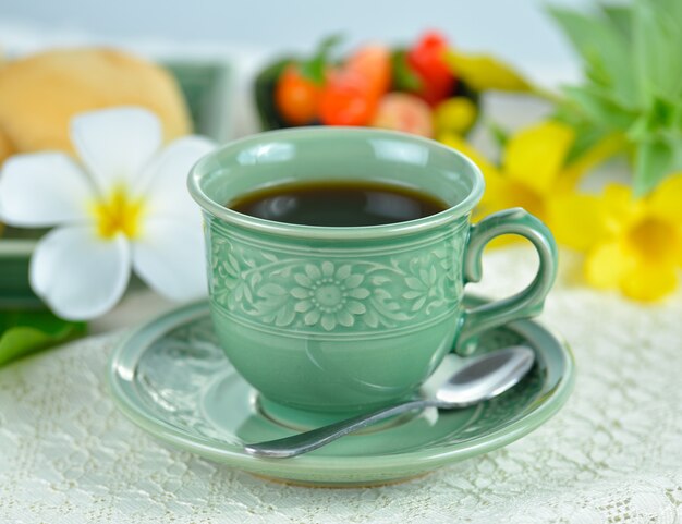 Tazas de té con menta en mesa de madera