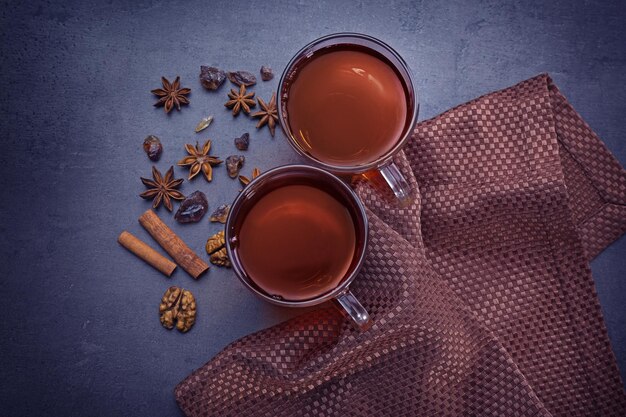 Tazas de té en mesa gris