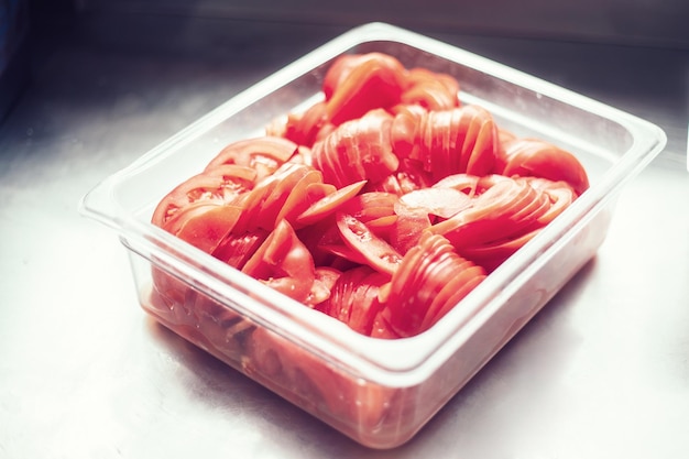 Foto tazas de tomate en un recipiente en la mesa de la cocina en el restaurante