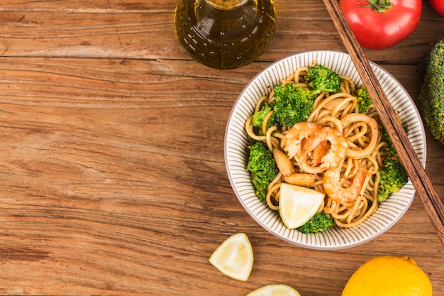 Un tazón de abundantes fideos de mariscos