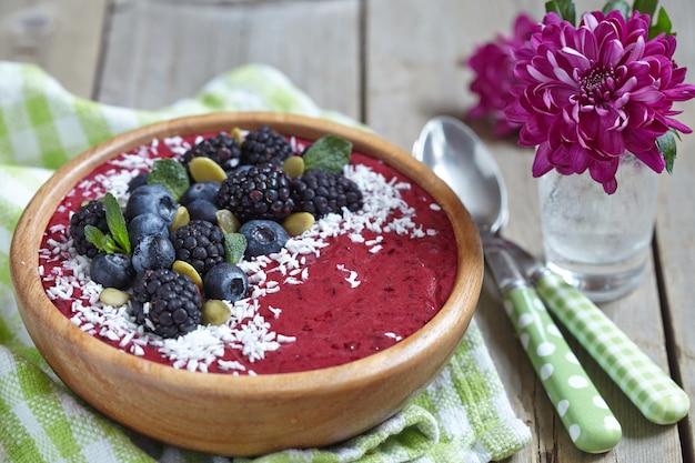 Tazón de acai con semillas de mora, arándano, coco y calabaza