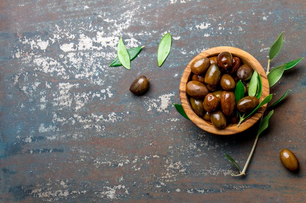 Tazón de aceitunas una rama de olivo