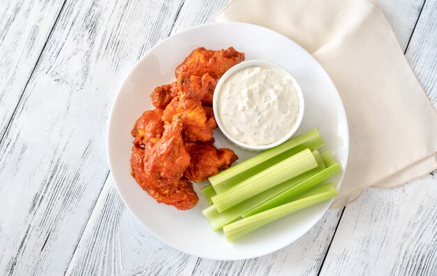 Tazón de alitas de pollo con salsa de queso azul