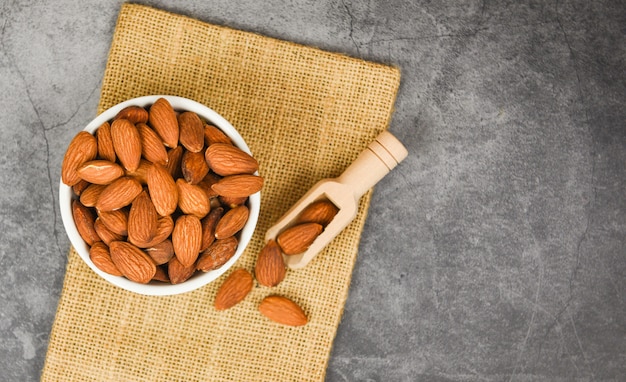 Tazón de almendras en saco / Cierre de almendras nueces alimentos proteicos naturales y para merienda