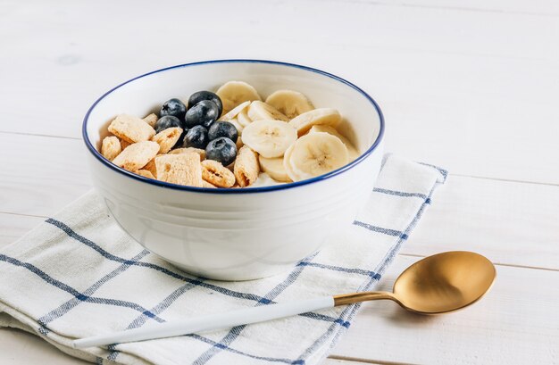 Tazón con almohadillas de amaranto con plátano, arándanos y yogurt