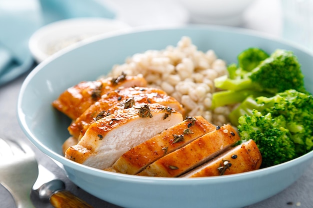 Tazón de almuerzo de pechuga de pollo al horno con cebada perlada y brócoli